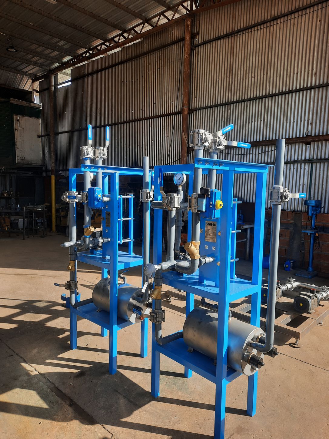 Componentes metálicos integrados en un sistema industrial fabricado por CM