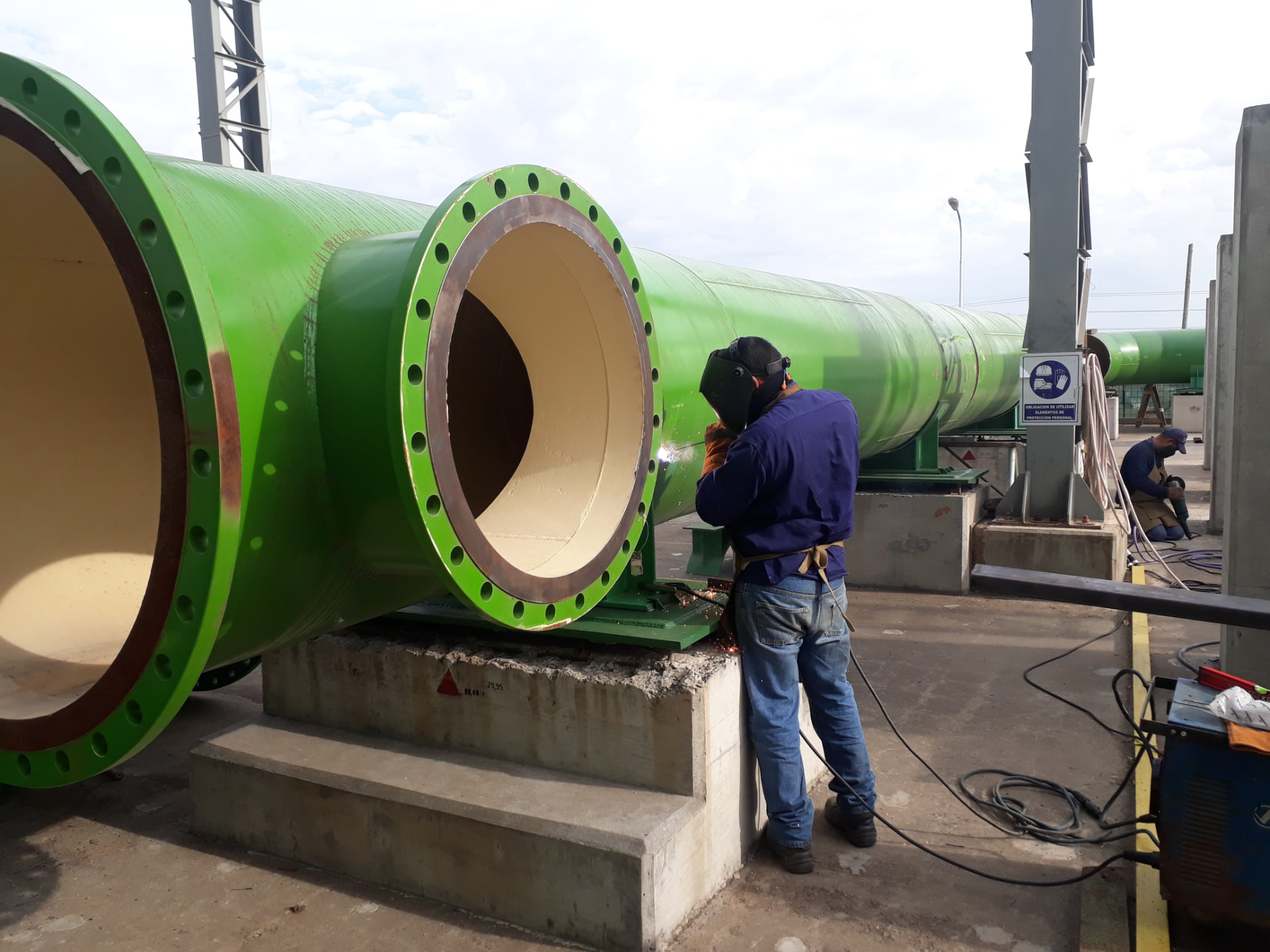 Trabajo de fabricación y montaje de cañerías en una instalación industrial