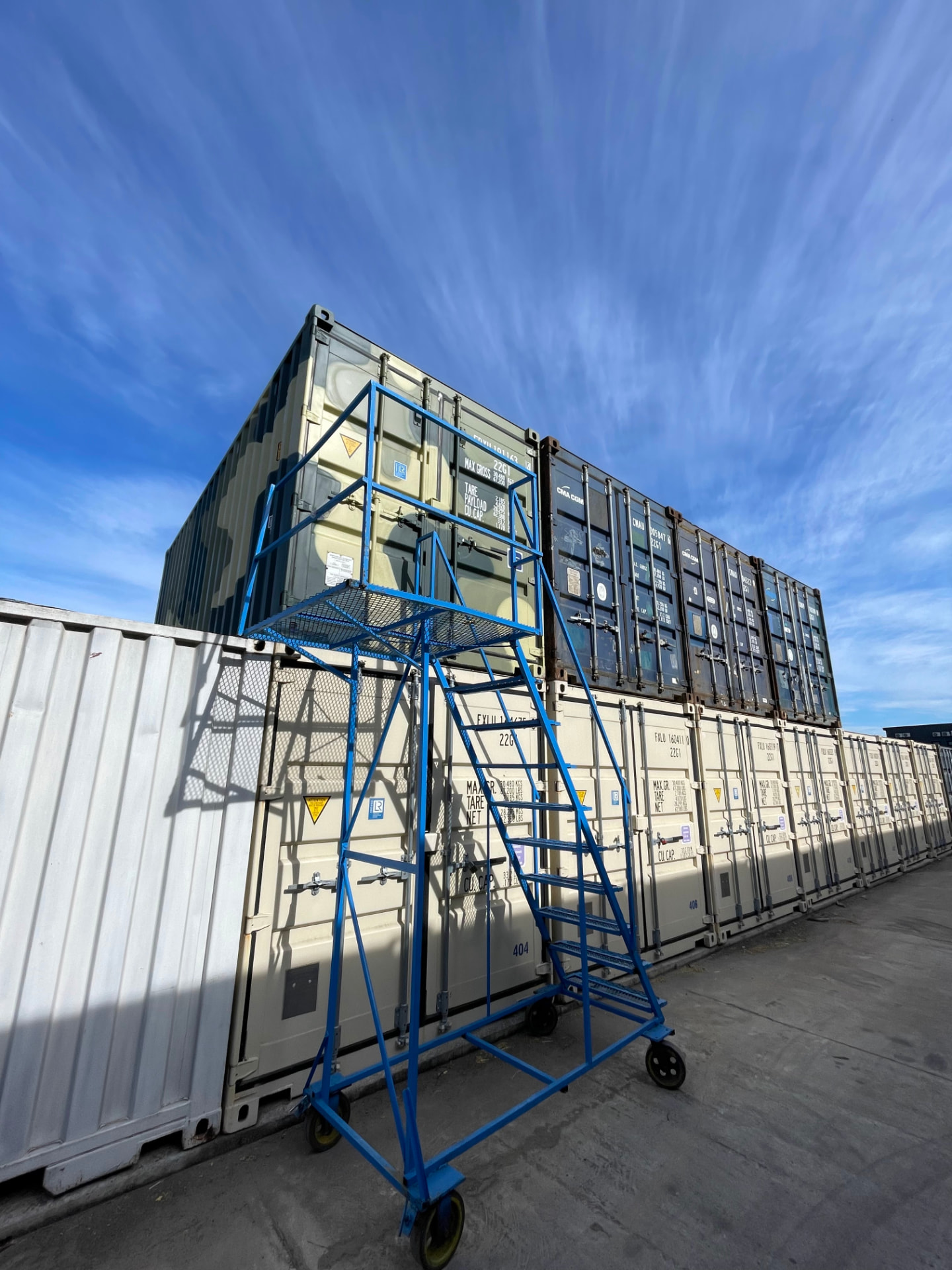 Escalera metálica móvil de acceso fabricada por CM